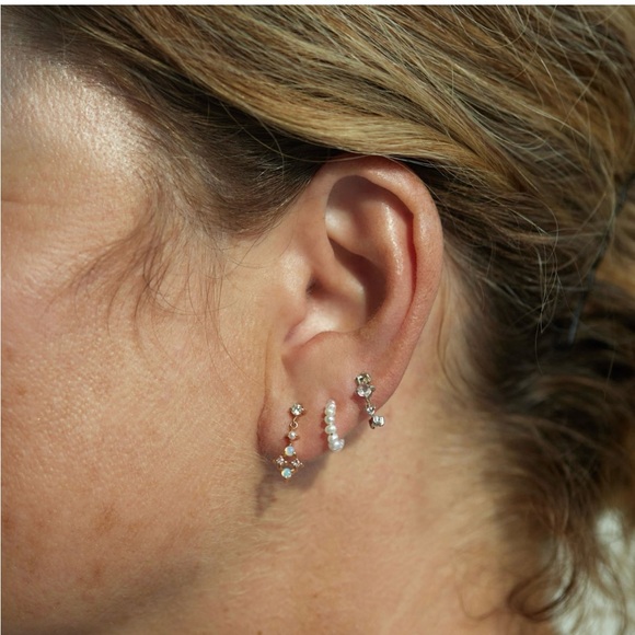 Catbird baby pearl hoop earrings (pair), 14k yellow gold - Picture 3 of 5